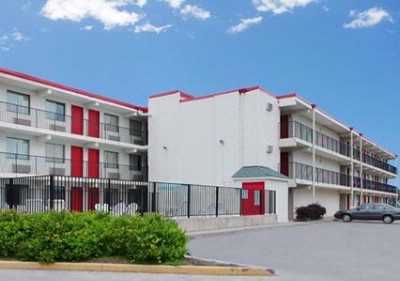 Days Inn & Suites By Wyndham Indianapolis Airport East Екстериор снимка
