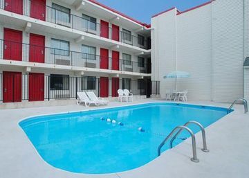Days Inn & Suites By Wyndham Indianapolis Airport East Екстериор снимка