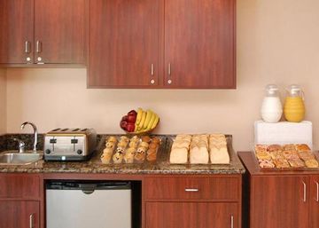 Days Inn & Suites By Wyndham Indianapolis Airport East Екстериор снимка